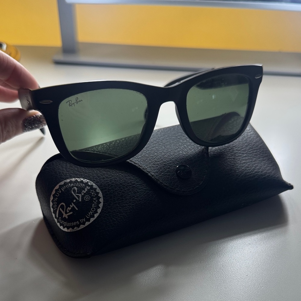 Ray-Ban black foldable wayfarer sunglasses